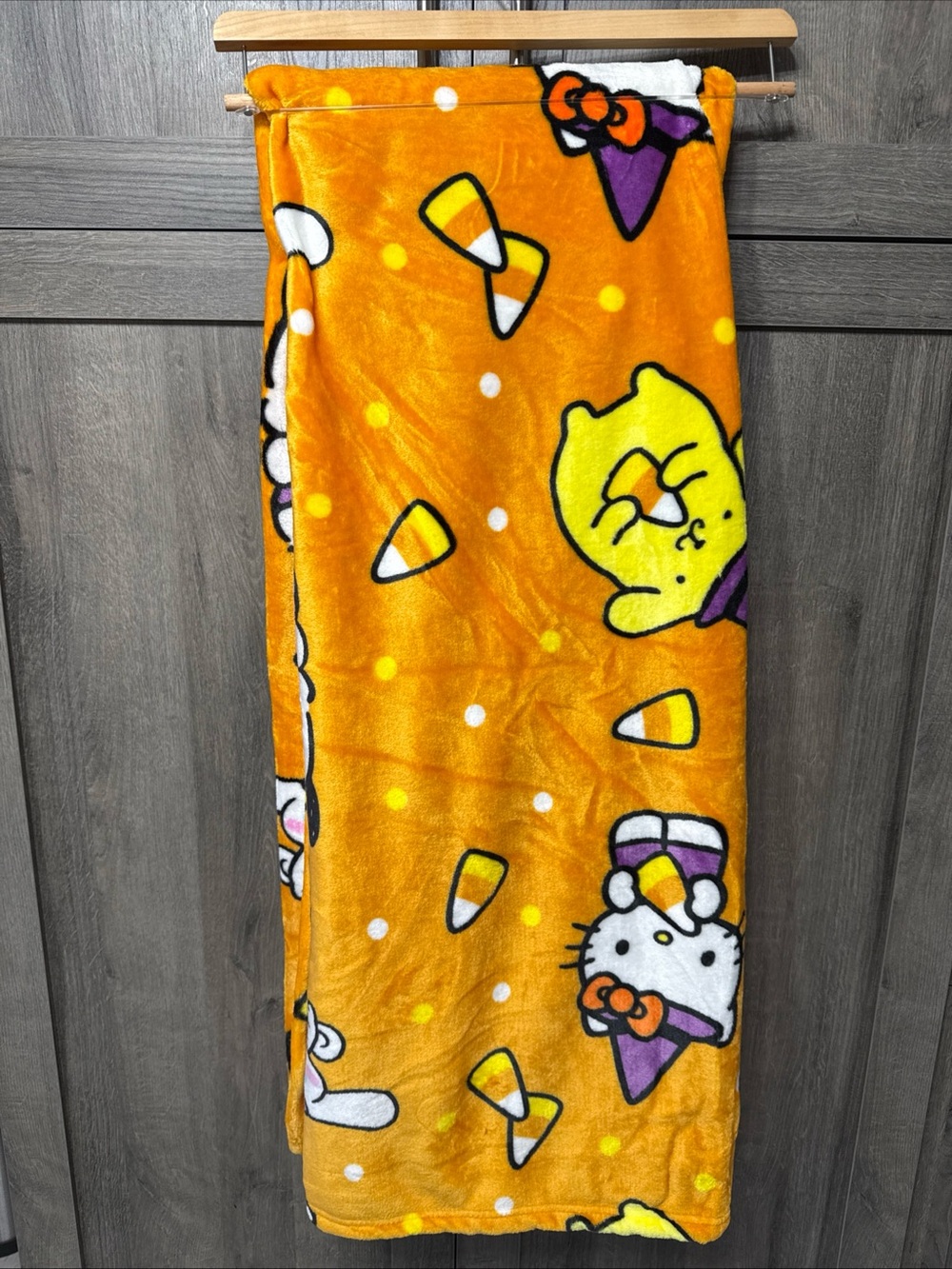 New Hello Kitty & Friends Candy Corn Crew Orange Halloween Blanket On Hanger - Picture 2 of 8